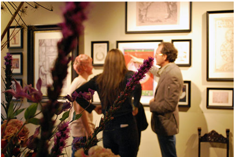 Afbeelding die bezoekers informeert over de rondleidingen in de Embassy of the Free Mind, met details over gidsen en beschikbare tijden