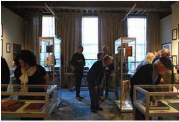 Afbeelding die bezoekers uitnodigt om hun bezoek aan de embassy of the free mind te plannen, met informatie over tickets en openingstijden