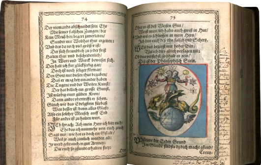 Afbeelding van de manuscriptencollectie van de Embassy of the Free Mind, toont oude teksten en wijsheid om bezoekers te informeren en inspireren